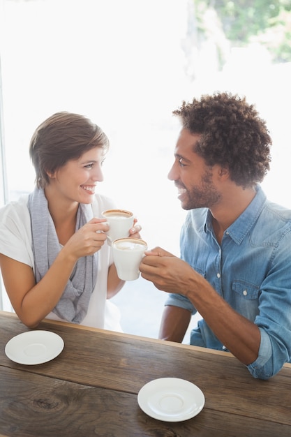 Coppie casuali che mangiano caffè insieme