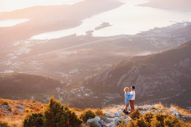 Coppie che abbracciano sul panorama del monte lovcen montenegro