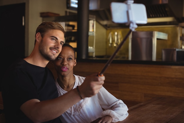 Coppie che catturano selfie dal telefono cellulare