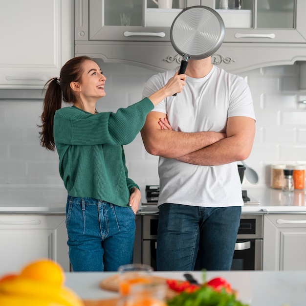 Coppie che cucinano a casa