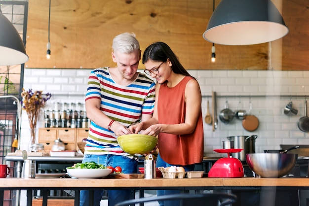 Coppie che cucinano concetto dolce d&#39;alimentazione degli alimenti