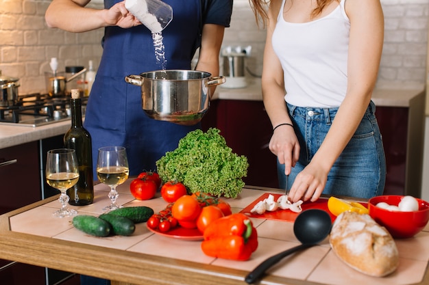 Coppie che cucinano insieme nella cucina a casa