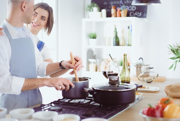 Coppie che cucinano insieme nella cucina a casa