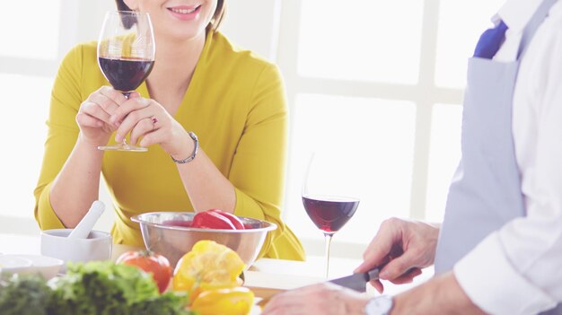 Coppie che cucinano insieme nella cucina a casa