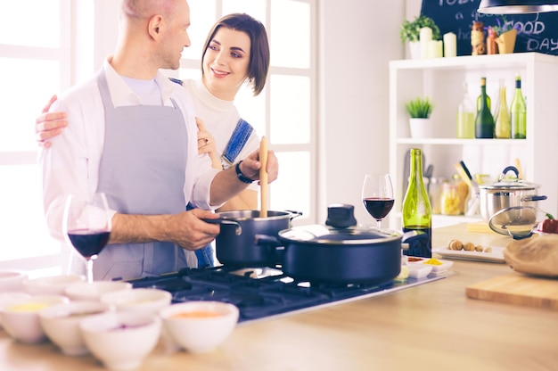 Coppie che cucinano insieme nella cucina a casa