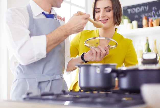 Coppie che cucinano insieme nella cucina a casa