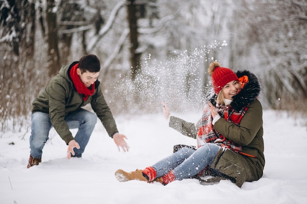 Coppie che giocano nella neve in inverno