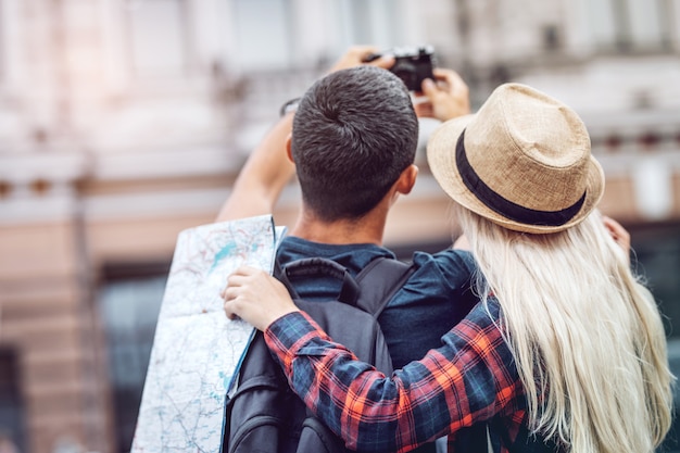 Coppie che prendono insieme foto della città