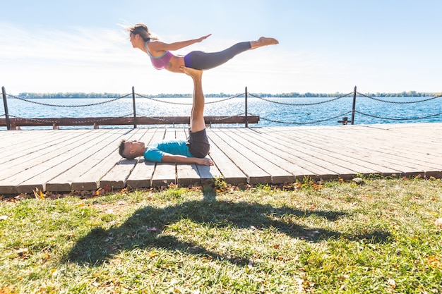 Coppie cinesi che praticano yoga acrobatica al parco a Toronto