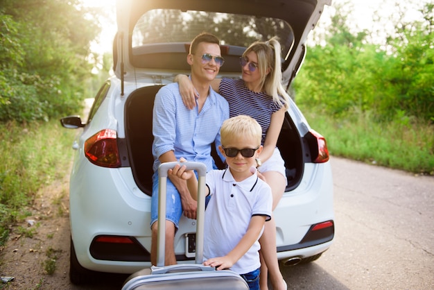 Coppie con il figlio che ha una pausa caffè mentre viaggiando nella campagna