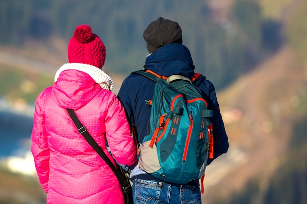 Coppie dei turisti che godono del Mountain View