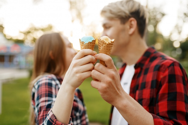 Coppie di amore con gelato nel parco estivo