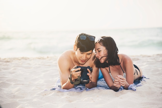 Coppie di felicità nella scena romantica sulla spiaggia al tramonto.