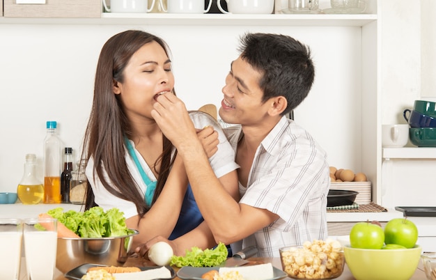 Coppie e cibo. Cucinare in cucina. Cibo. Pasti.