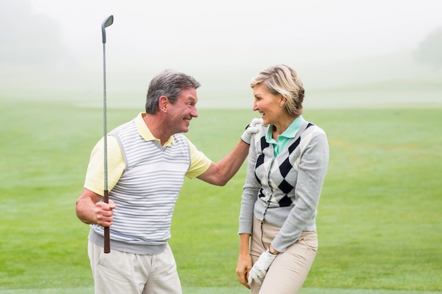 Coppie emozionanti di golf che incoraggiano