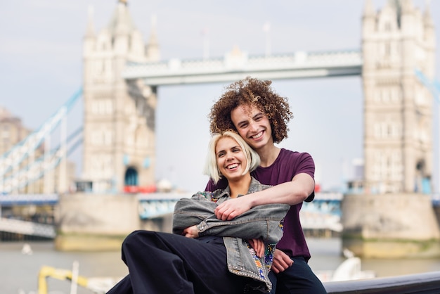 Coppie felici che abbracciano al Tower Bridge