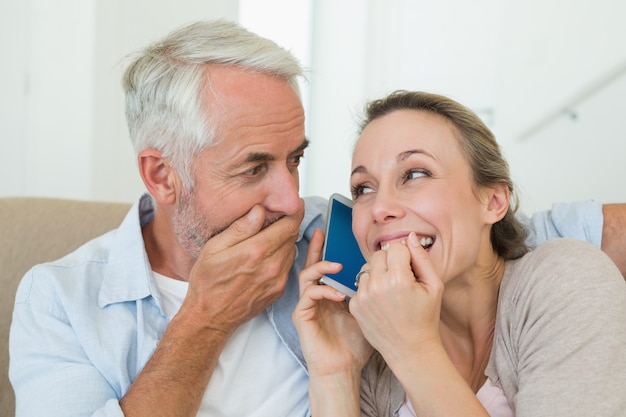 Coppie felici che ascoltano insieme la telefonata sullo strato