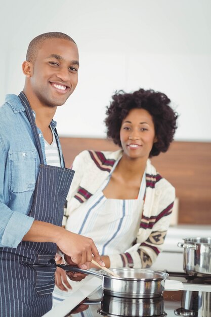 Coppie felici che cucinano insieme nella cucina