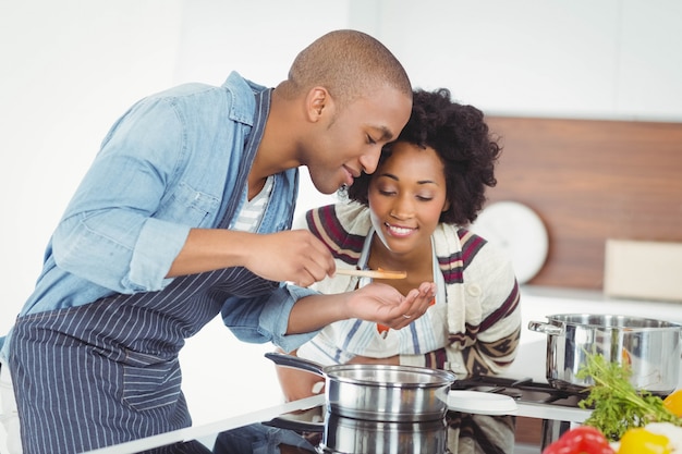 Coppie felici che cucinano insieme nella cucina