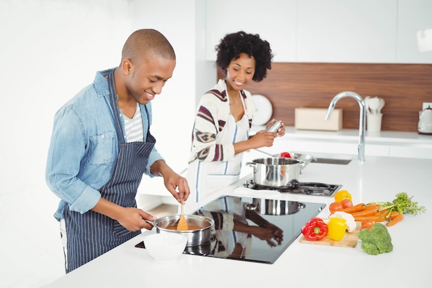 Coppie felici che cucinano insieme nella cucina