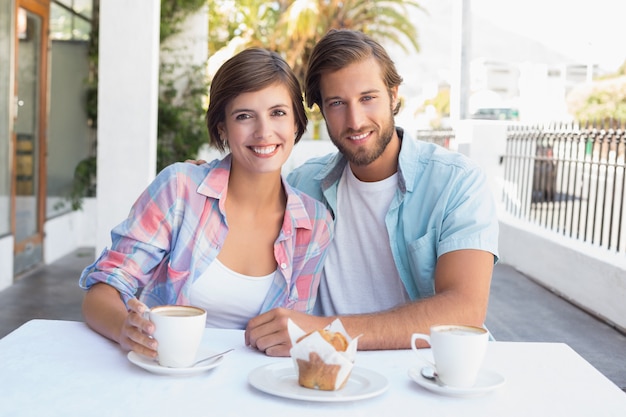 Coppie felici che godono insieme del caffè