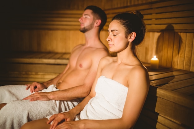 Coppie felici che godono insieme della sauna