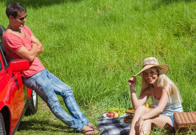 Coppie felici che hanno picnic insieme