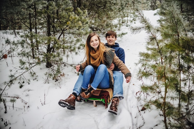 Coppie felici che hanno tempo di divertimento all'aperto nello snow park. Vacanze invernali.