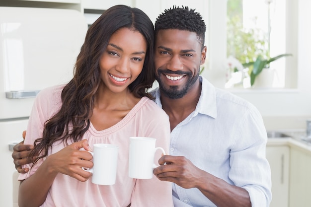 Coppie felici che mangiano caffè insieme