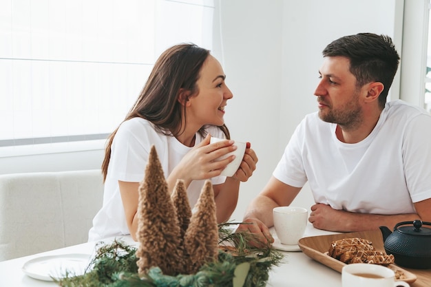 Coppie felici che mangiano una colazione di Natale