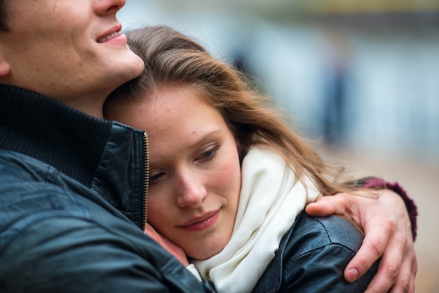 Coppie felici che si godono il loro amore