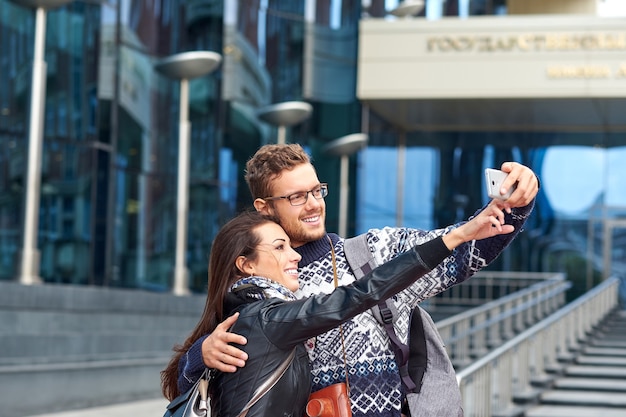 Coppie felici di amore di turisti che prendono selfie