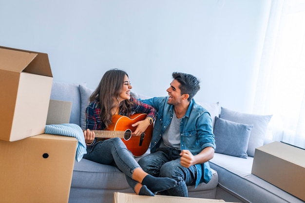 Coppie felici di stile di vita che godono della nuova casa reale dopo la mossa