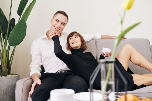 Coppie felici nell'amore che riposa a casa