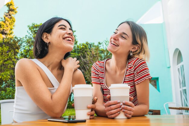 Coppie lesbiche amorose che hanno una data alla caffetteria.