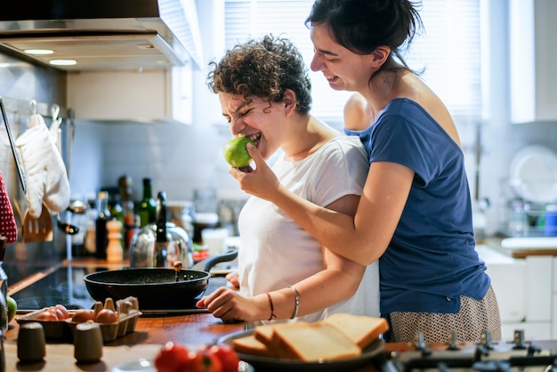 Coppie lesbiche che cucinano insieme nella cucina