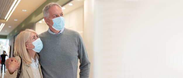 Coppie mature che comperano insieme durante la pandemia del coronavirus