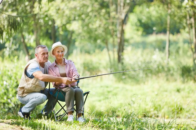 Coppie mature che pescano all'aperto