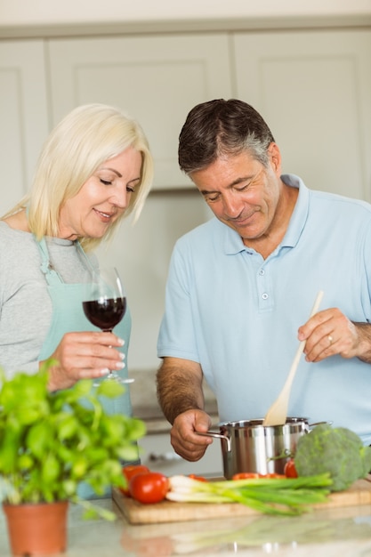 Coppie mature felici che fanno insieme cena