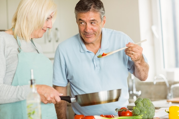 Coppie mature felici che fanno insieme cena