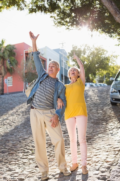 Coppie mature felici che incoraggiano nella città