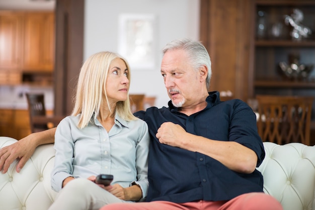 Coppie mature felici che parlano nella loro casa