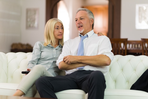 Coppie mature felici che parlano nella loro casa