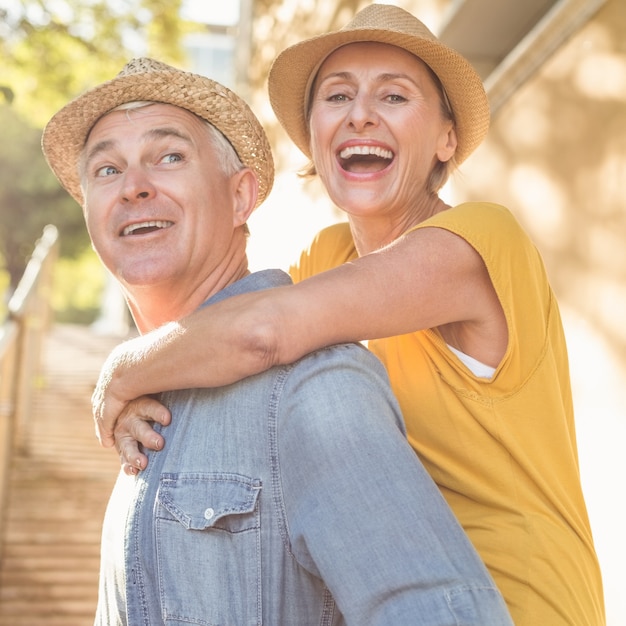 Coppie mature felici divertendosi nella città