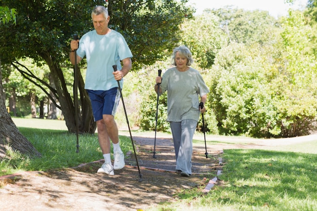 Coppie mature Nordic walking al parco