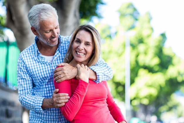 Coppie mature romantiche contro l'albero