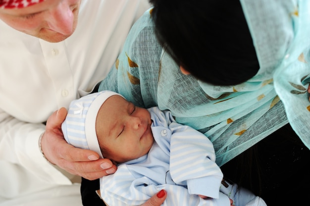 Coppie musulmane arabe con il nuovo bambino a casa