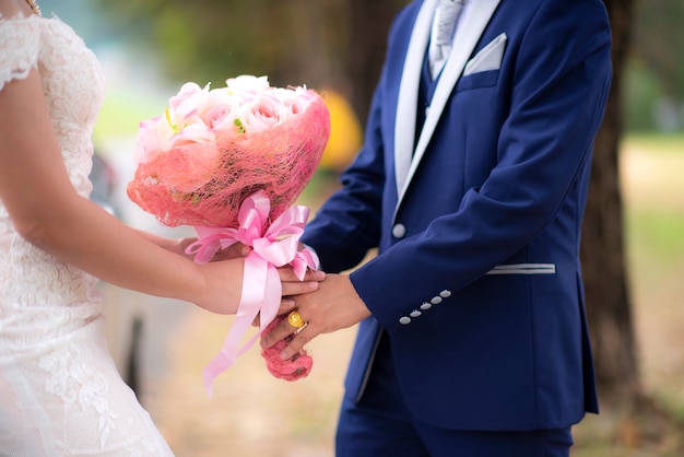 Coppie nell&#39;amore che si tiene per mano insieme su all&#39;aperto