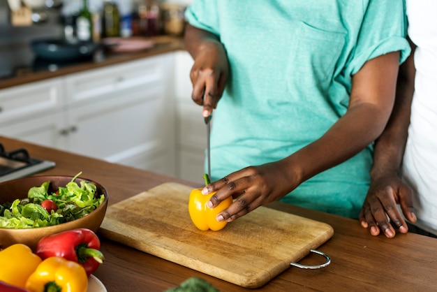 Coppie nere che cucinano insieme in cucina