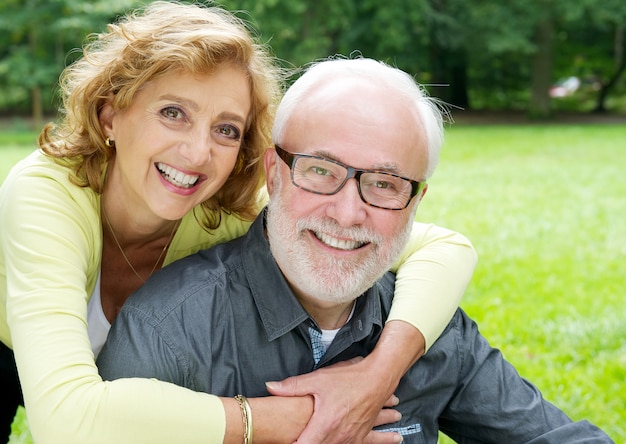 Coppie più anziane felici che sorridono e che mostrano affetto